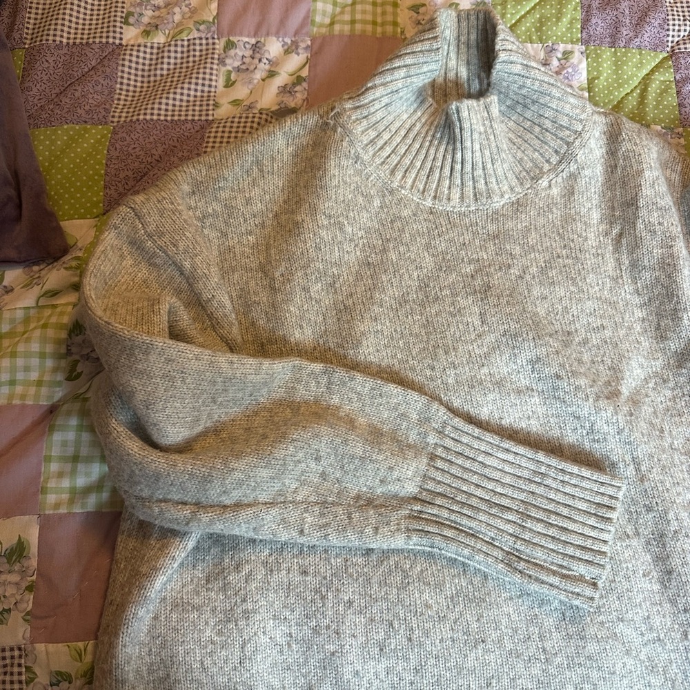 H&M Light Gray Cropped Turtleneck Sweater
